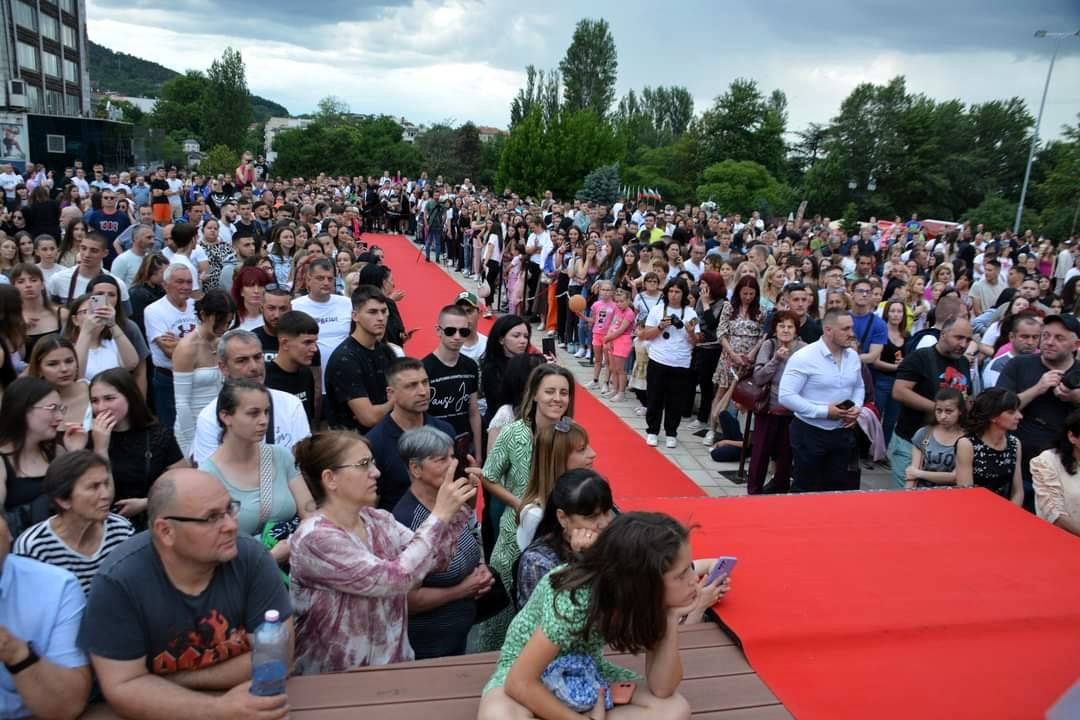 320 абитуриенти преминаха по червения килим в Асеновград 